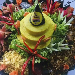 Sejarah Nasi Tumpeng: Makanan Sakral yang Sekarang Jadi Andalan di Setiap Party!