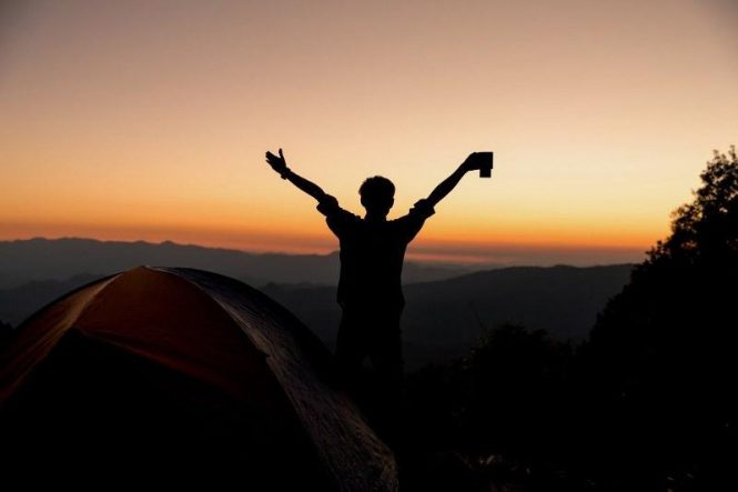 Menelusuri Cahaya: Menikmati Sunrise dan Sunset di Tempat Tertinggi hilltop camp lembang