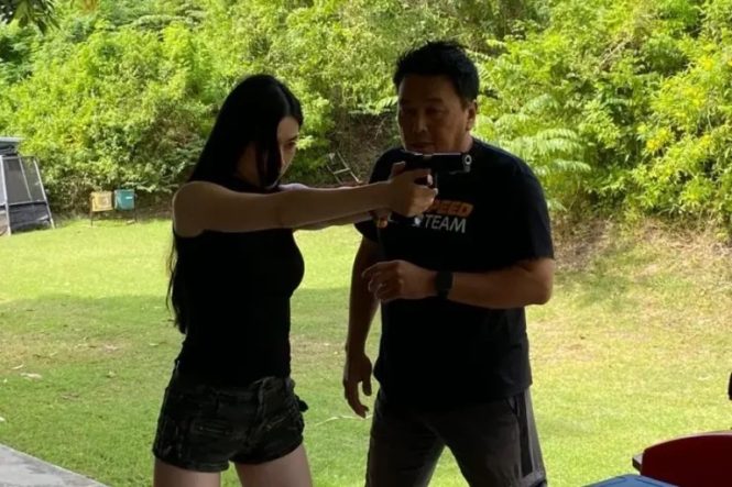 Instruktur mengoreksi posisi menembak peserta di lapangan terbuka Pecatu